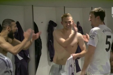 Harry Maguire được các cầu thủ Man Utd tung hô trong phòng thay đồ