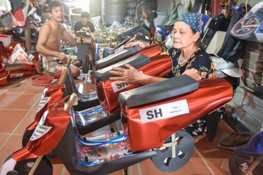 Đột nhập xưởng sản xuất hàng ngàn xe SH vàng mã