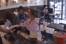 Clip cô gái bị đánh vì chen ngang không xếp hàng khiến dân mạng tranh cãi