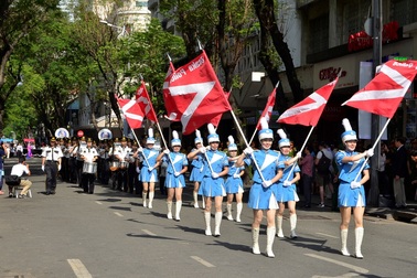 Xem Cảnh sát quốc tế diễn quân nhạc trên đường phố Sài Gòn