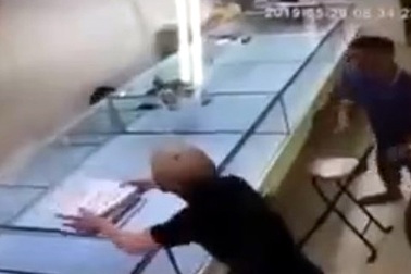 Hà Nội: Khởi tố đối tượng cướp giật hơn 120 chỉ vàng