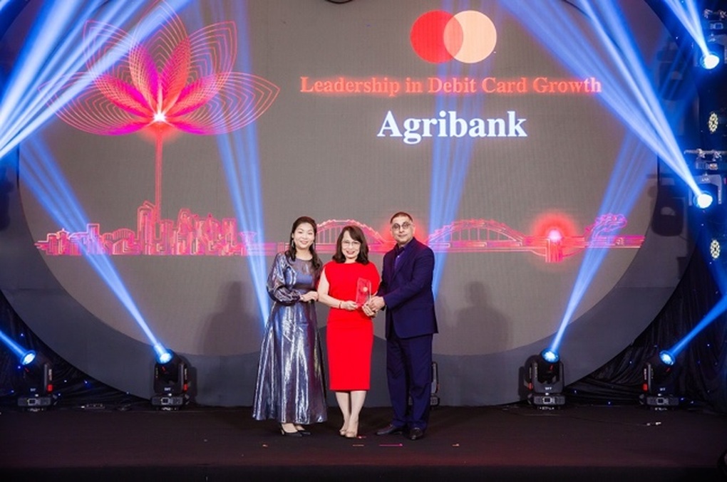 Agribank đạt nhiều giải thưởng lớn trong nước và quốc tế - 3 Agribank đạt nhiều giải thưởng lớn trong nước và quốc tế - 3