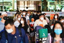 Khách trở lại sân bay Tân Sơn Nhất đông kỷ lục mùng 5 Tết