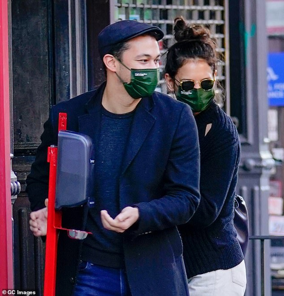 Katie Holmes cùng con gái đi sắm đồ Giáng sinh - 8 Katie Holmes cùng con gái đi sắm đồ Giáng sinh - 8