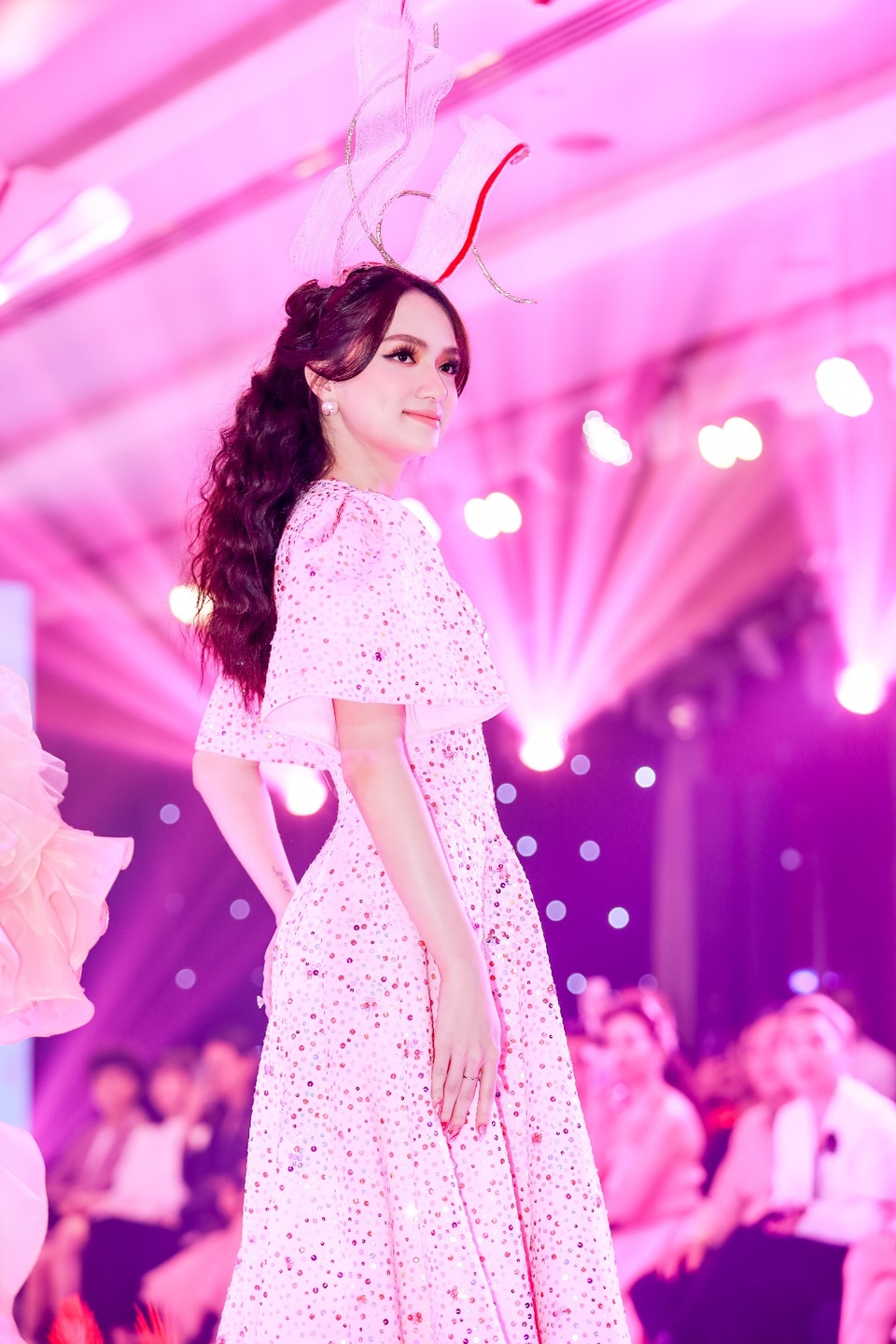 Hoa hậu Hương Giang tái xuất sàn diễn hậu scandal bị tẩy chay - 3