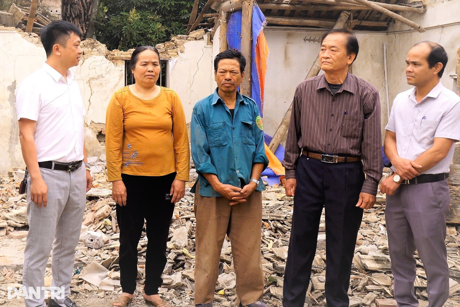 “Gã khùng” bỏ việc nhà, vay nợ xây nhà cho… người dưng - 17 “Gã khùng” bỏ việc nhà, vay nợ xây nhà cho… người dưng - 17