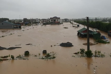 Mưa lũ khiến nhiều người mất tích, hàng ngàn hộ dân phải di dời