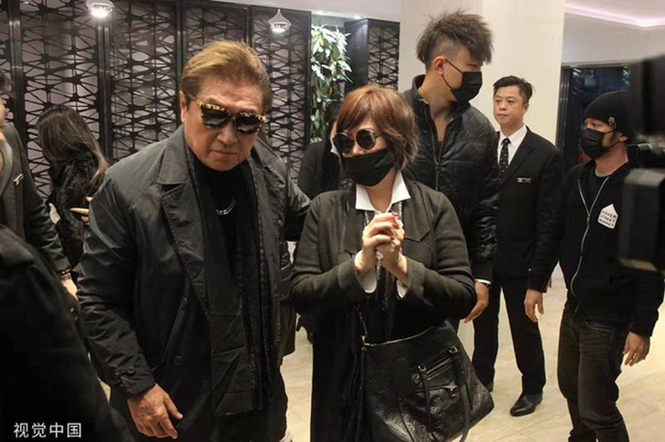 Bạn gái Cao Dĩ Tường lần đầu xuất hiện, đưa thi thể nam tài tử về Đài Loan - 4 Bạn gái Cao Dĩ Tường lần đầu xuất hiện, đưa thi thể nam tài tử về Đài Loan - 4