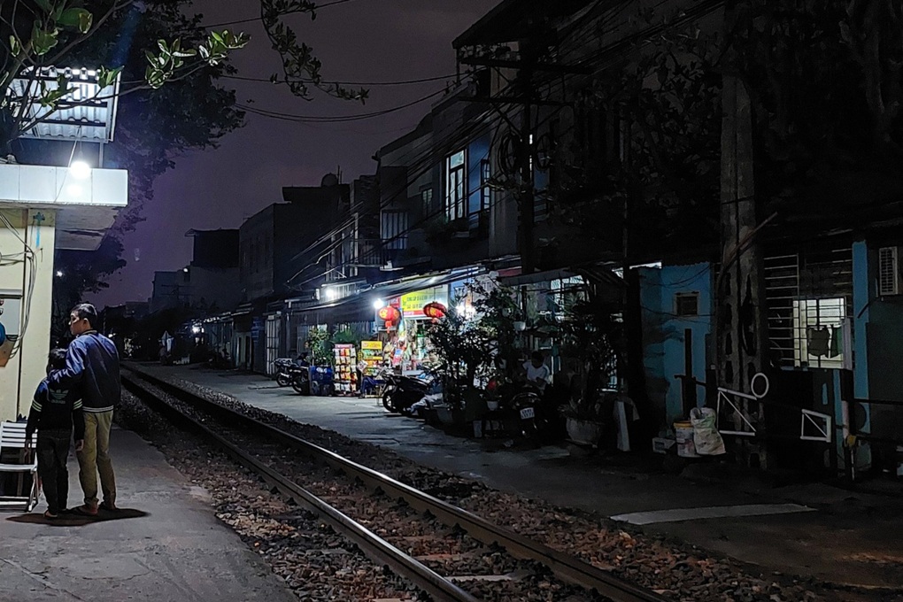 Điều tra nhóm thanh niên tấn công nhân viên gác chắn tàu - 2 Điều tra nhóm thanh niên tấn công nhân viên gác chắn tàu - 2