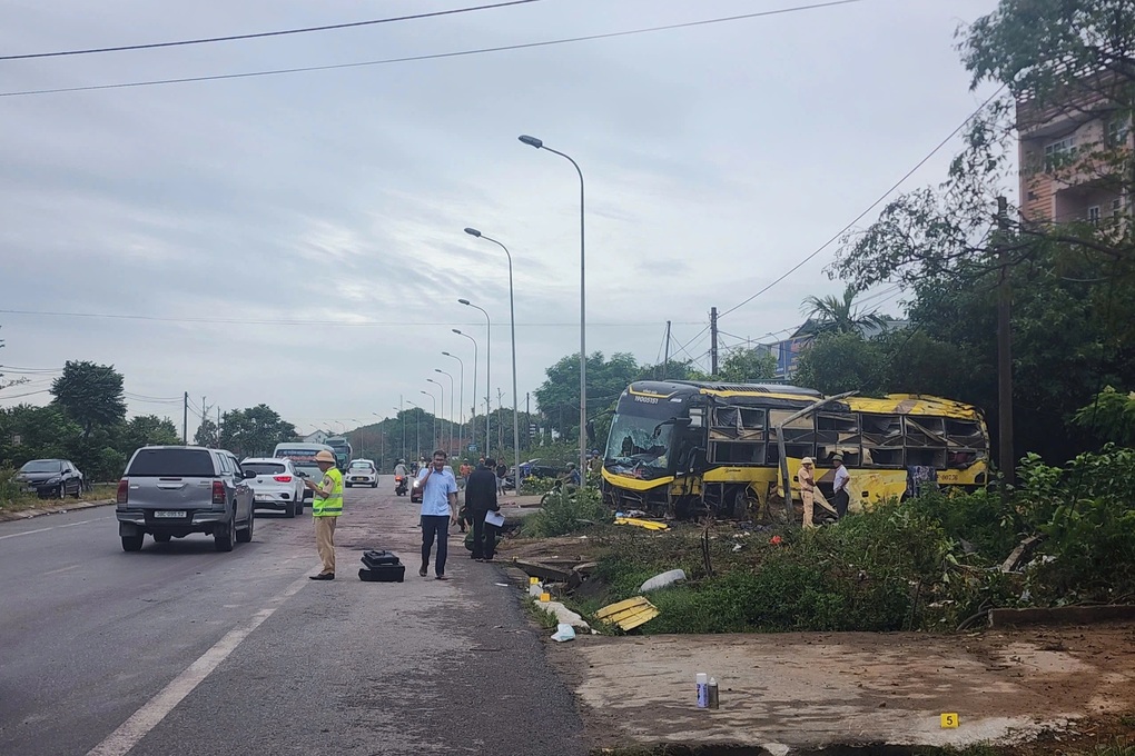 Vụ lật xe khách 9 người tử vong: Nổ lốp có phải tình huống bất khả kháng? - 2 Vụ lật xe khách 9 người tử vong: Nổ lốp có phải tình huống bất khả kháng? - 2