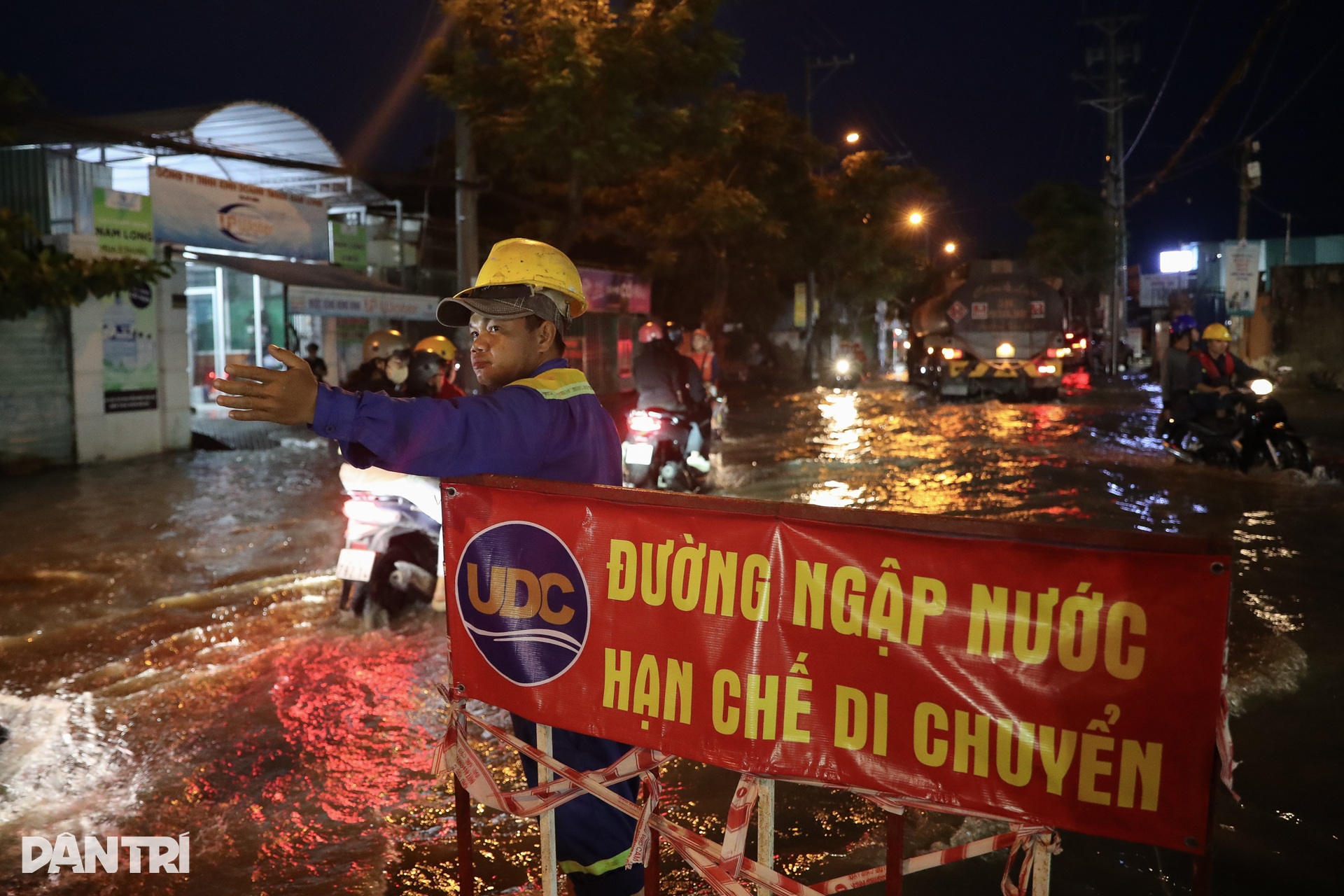 Triều cường đạt đỉnh, người dân TPHCM nghỉ bán, kê đồ tránh ngập - 8