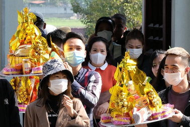 Nườm nượp người dâng "vàng" xin lộc, "vay tiền" Bà Chúa Kho đầu năm