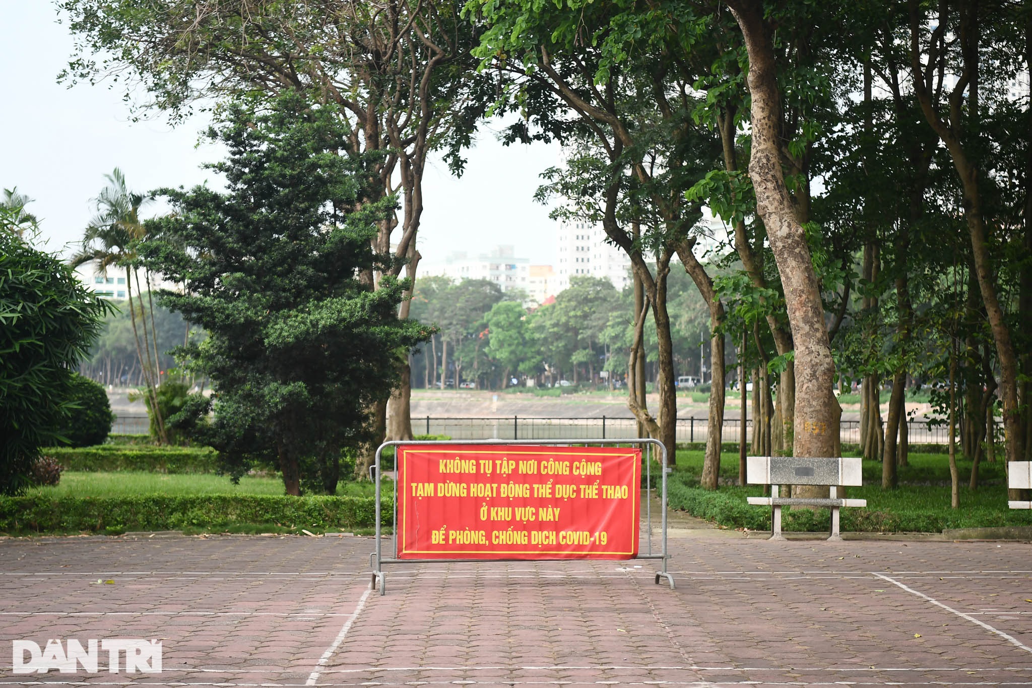 Lập chốt ngăn người dân chui rào, tụ tập trong các công viên ở Hà Nội - 1 Lập chốt ngăn người dân chui rào, tụ tập trong các công viên ở Hà Nội - 1
