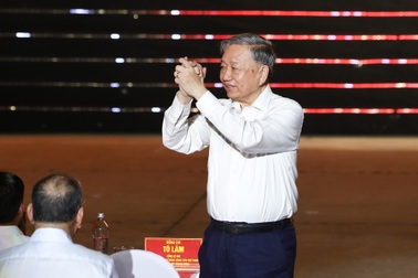 Tổng Bí thư Tô Lâm dự chương trình "Dưới cờ vinh quang"