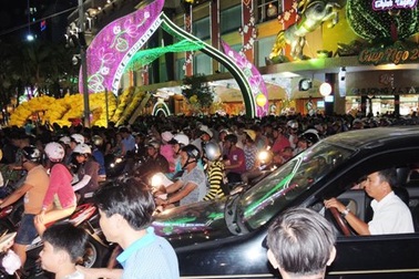 Nhích từng bước chân thăm thú đường hoa Nguyễn Huệ 