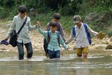 Cùng chung tay xây cầu đến lớp cho học sinh vùng khó khăn