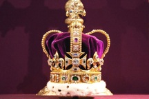 Anh sửa vương miện cho lễ đăng quang của Vua Charles III