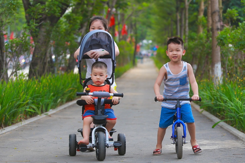 Người Hà Nội thích thú với đường đi bộ rợp cây xanh lãng mạn như phim Hàn - 6 Người Hà Nội thích thú với đường đi bộ rợp cây xanh lãng mạn như phim Hàn - 6