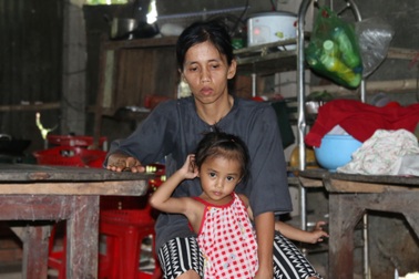 Chồng ruồng bỏ, người phụ nữ ốm yếu và 2 con sống khổ trong chái nhà cũ nát