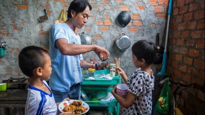 Anh Huỳnh Văn Nghĩa, Vĩnh Long vừa làm cha vừa làm mẹ. 