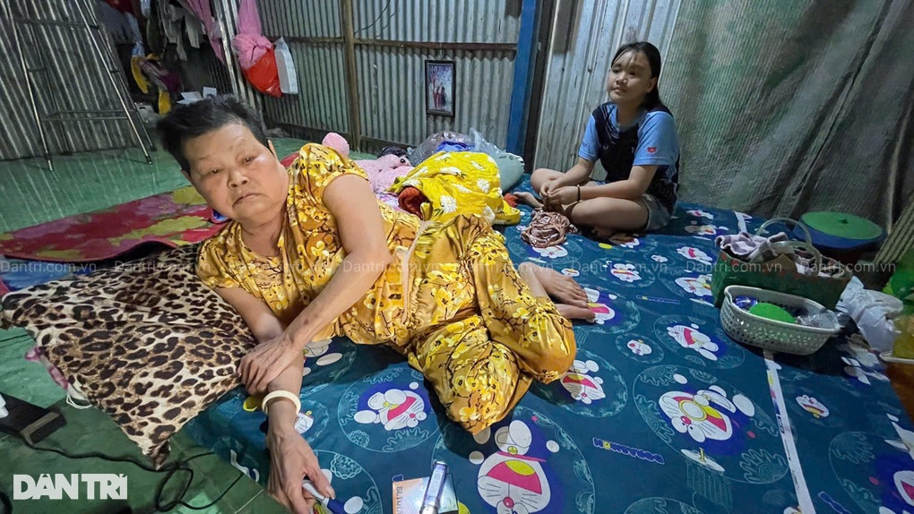 Bà liệt giường, 2 cháu bữa đói, bữa no, chị nghỉ học nhường em đến trường - 1 Bà liệt giường, 2 cháu bữa đói, bữa no, chị nghỉ học nhường em đến trường - 1