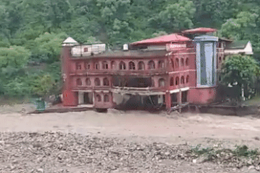 Tòa nhà đổ sập trong chớp mắt do mưa lũ ở Ấn Độ