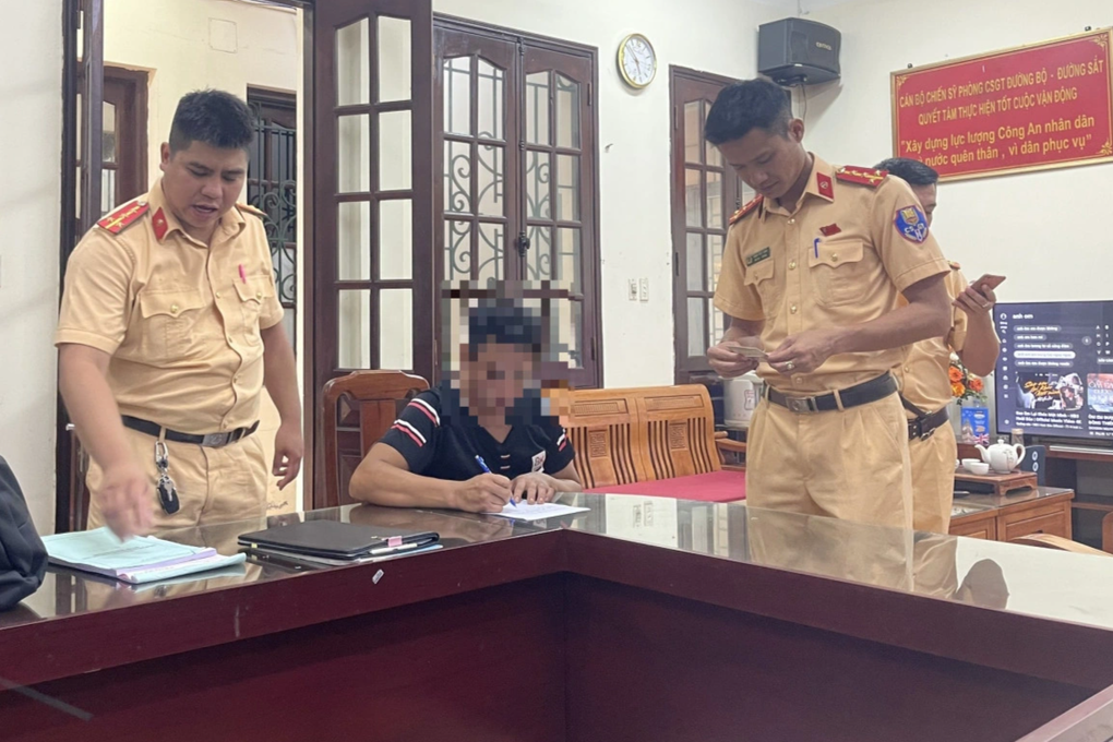 Tước giấy phép lái xe tải vì không nhường đường cho đoàn xe ưu tiên - 1 Tước giấy phép lái xe tải vì không nhường đường cho đoàn xe ưu tiên - 1