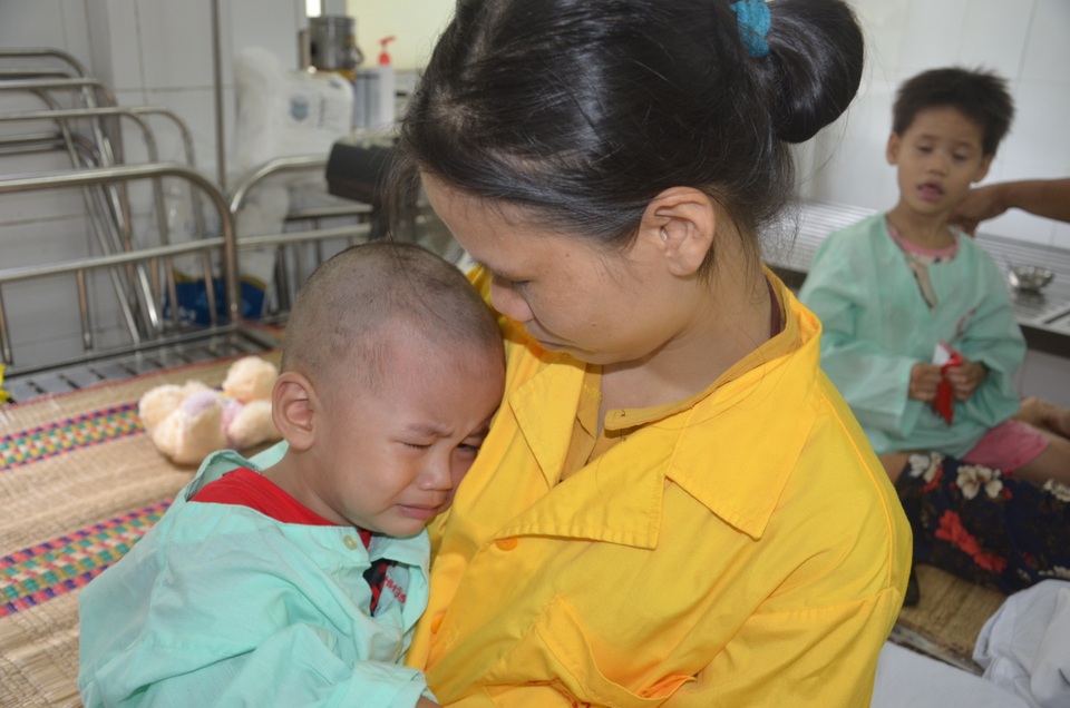 Xót xa lời khẩn cầu của người mẹ có 2 con thơ bại não - 1 Xót xa lời khẩn cầu của người mẹ có 2 con thơ bại não - 1