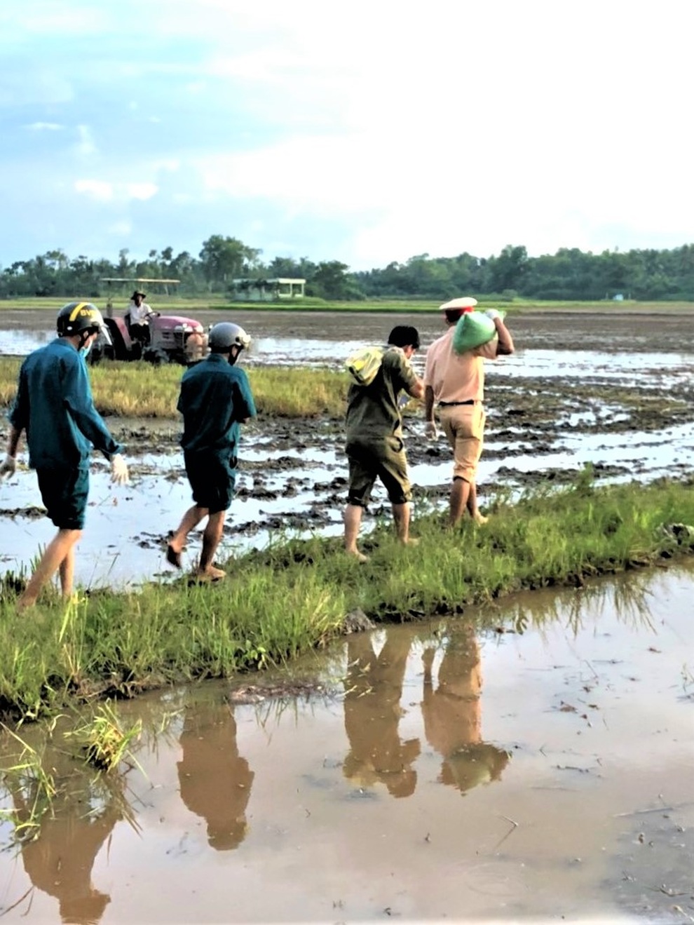 Chiến sĩ CSGT vượt sông, băng đồng mang quà đến người khó khăn ở vùng dịch - 4 Chiến sĩ CSGT vượt sông, băng đồng mang quà đến người khó khăn ở vùng dịch - 4