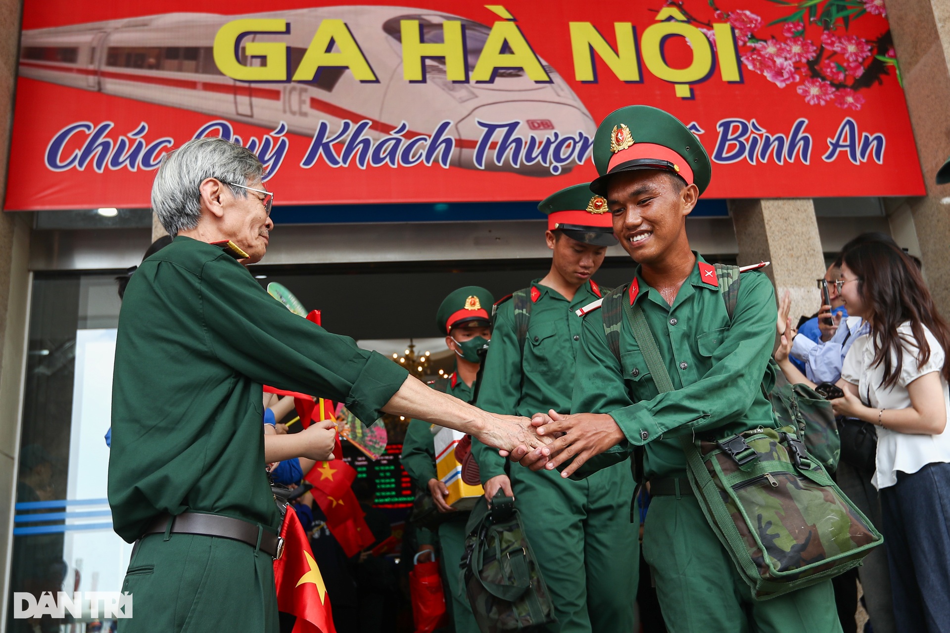 Các khối diễu binh miền Nam rạng rỡ khi tàu tới Ga Hà Nội - 5 Các khối diễu binh miền Nam rạng rỡ khi tàu tới Ga Hà Nội - 5
