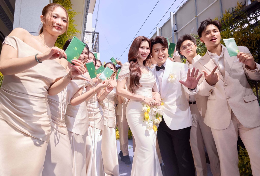 Ca sĩ Akira Phan mang 9 tráp mạ vàng kèm sổ đỏ hỏi cưới vợ doanh nhân - 2 Ca sĩ Akira Phan mang 9 tráp mạ vàng kèm sổ đỏ hỏi cưới vợ doanh nhân - 2