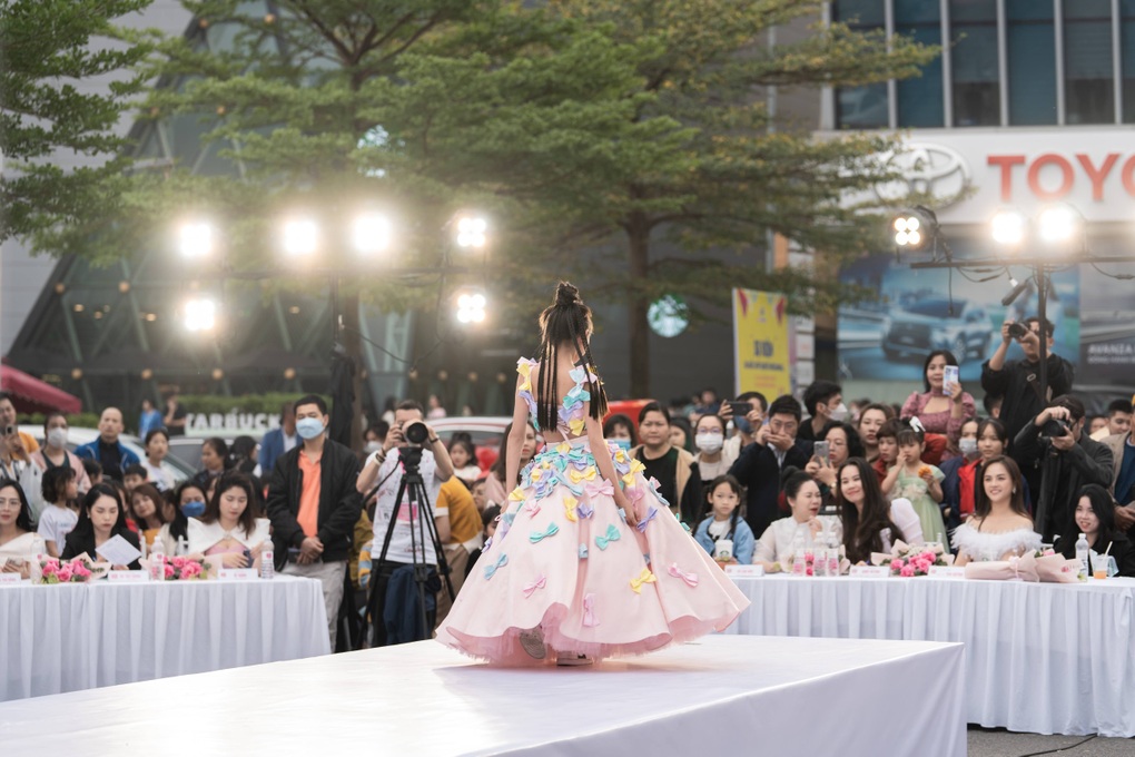 Hơn nghìn mẫu nhí tham gia casting Tuần lễ thời trang trẻ em - 1 Hơn nghìn mẫu nhí tham gia casting Tuần lễ thời trang trẻ em - 1