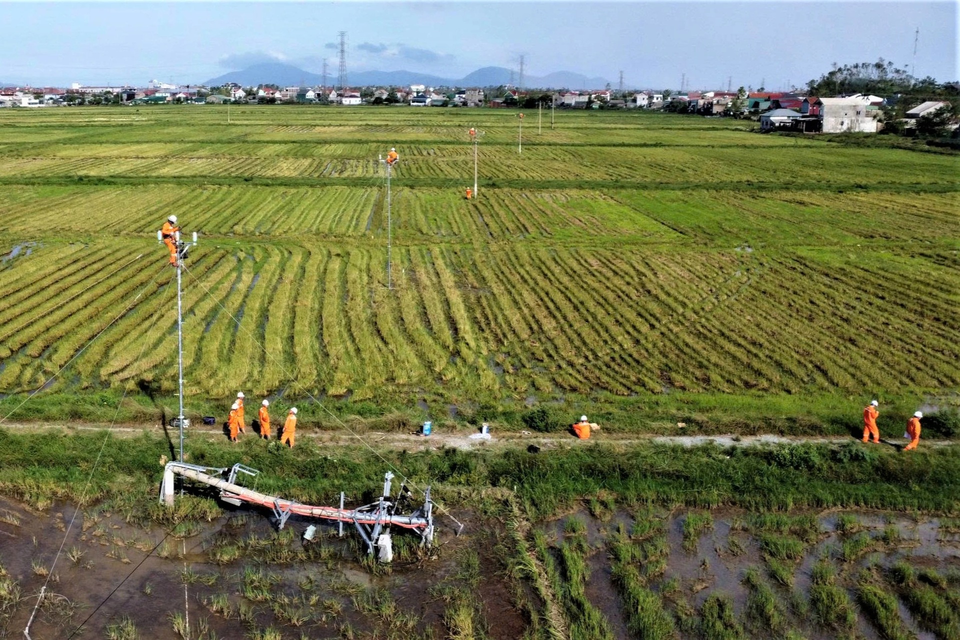 Những người nhện áo cam làm việc ngày đêm dọc miền Trung mùa mưa bão - 1