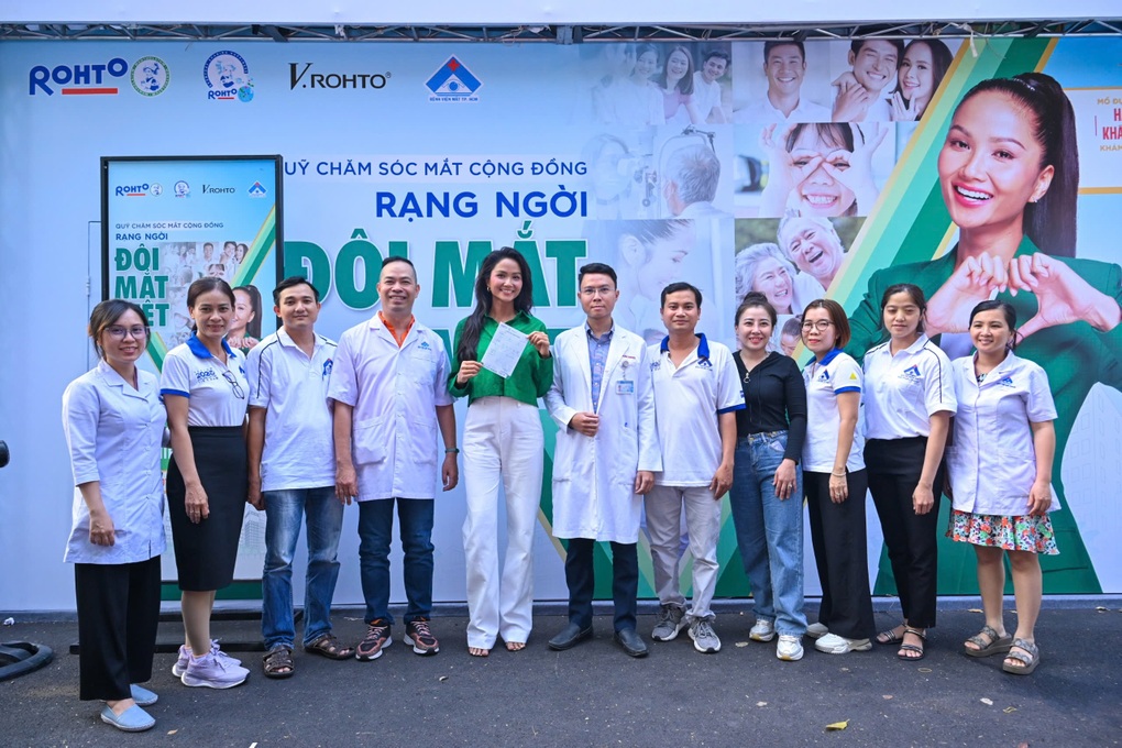 Quỹ Rạng ngời đôi mắt Việt tổ chức khám mắt và mổ đục thủy tinh thể miễn phí - 1 Quỹ Rạng ngời đôi mắt Việt tổ chức khám mắt và mổ đục thủy tinh thể miễn phí - 1