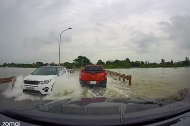 Tài xế bán tải chạy xe vô ý thức trên đoạn đường ngập nước