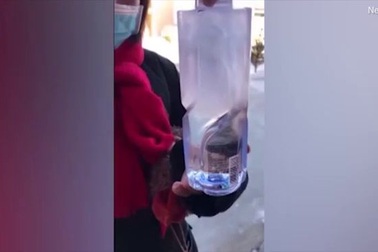 Cảnh chai nước đóng băng ngay khi mở nắp dưới trời lạnh giá