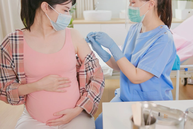 Hơn 50% trẻ sơ sinh mắc ho gà nặng do lây từ người thân