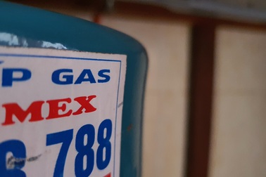 Gas dùng hơn 1 tháng đã hết, dân mạng rỉ tai nhau trong bình độn nước, cát