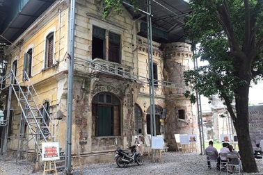 Sửa chữa biệt thự Pháp cổ gần 1.000 m2 trên khu đất "kim cương" ở Hà Nội