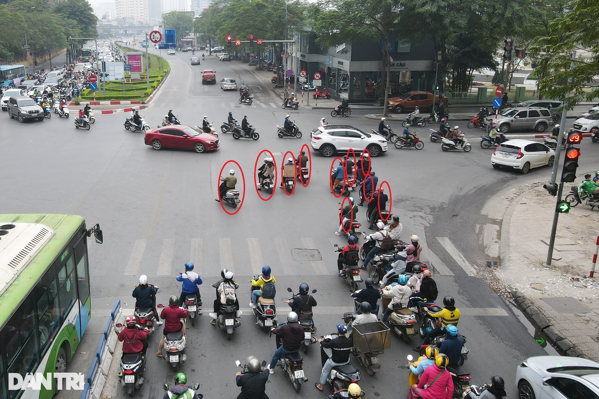 1001 kiểu vượt đèn đỏ tại Hà Nội - 4 1001 kiểu vượt đèn đỏ tại Hà Nội - 4