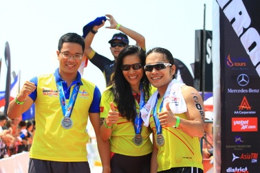 Chiến binh Ironman vỡ òa hạnh phúc khi cán đích