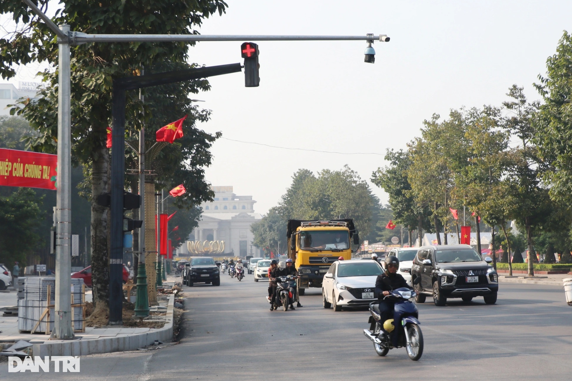 Nhiều người vi phạm giao thông trên đường phố Vinh dù mức phạt tăng nặng - 5 Nhiều người vi phạm giao thông trên đường phố Vinh dù mức phạt tăng nặng - 5