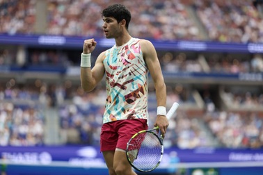 Alcaraz, Medvedev tiến vào tứ kết US Open