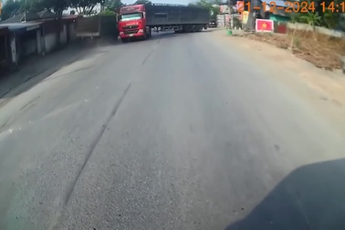 Xe ben cướp đường để vượt hết sức nguy hiểm