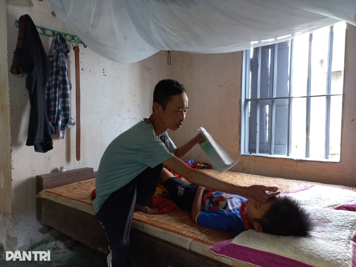 Thương bé trai gào khóc xin cứu bố nặng 28kg tai biến trong căn nhà sắp sập - 1