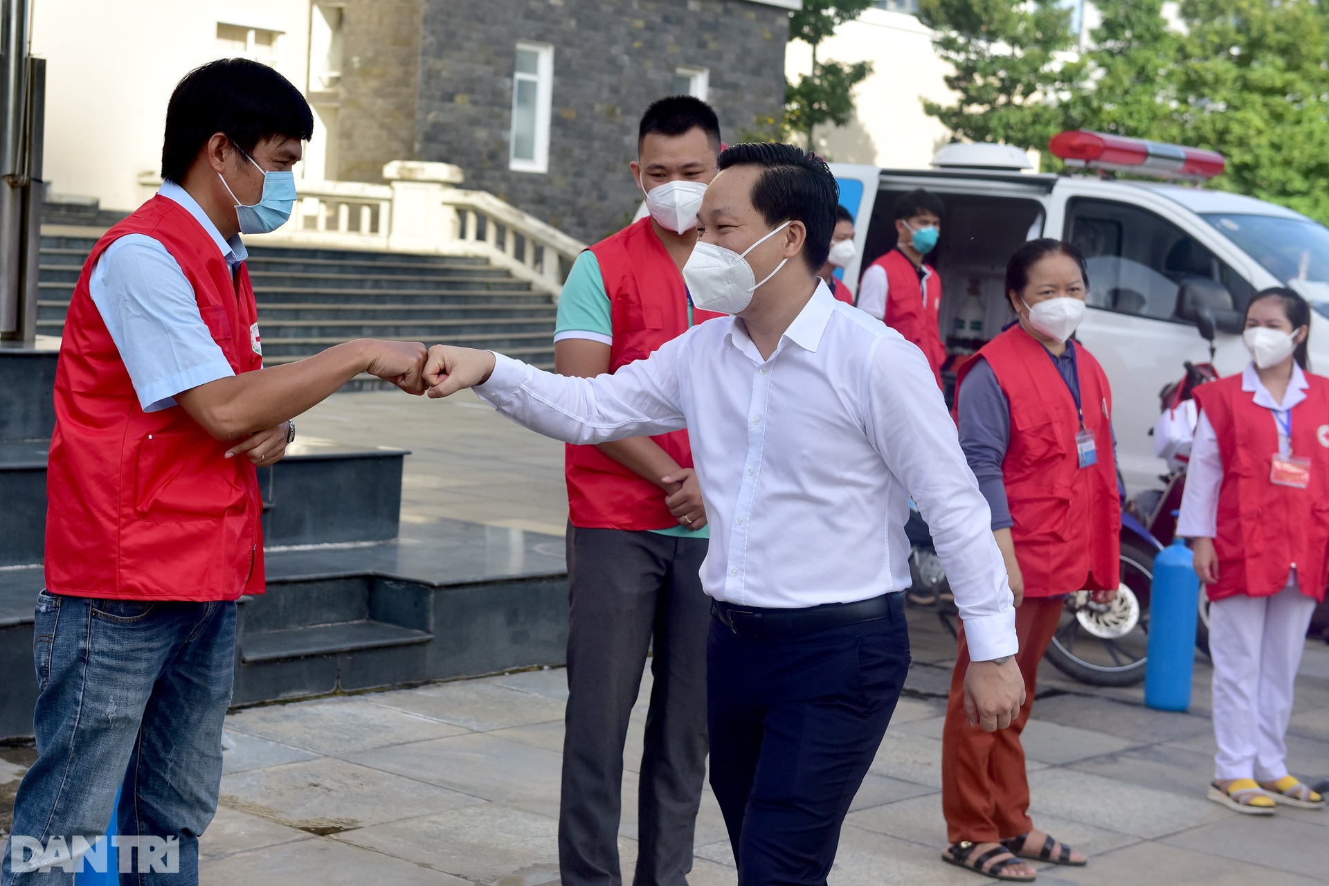 Theo chân xe lưu động tiêm vắc xin ở các khu dân cư, điểm cách ly tại TPHCM - 4