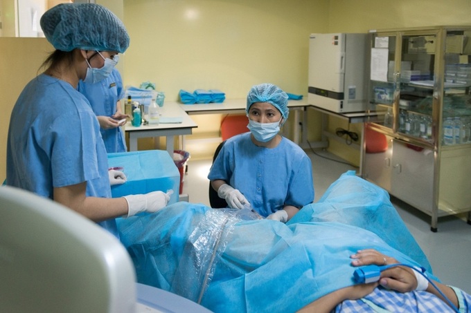 PGS. TS. BS. Vương Thị Ngọc Lan thực hiện thủ thuật chọc hút noãn.