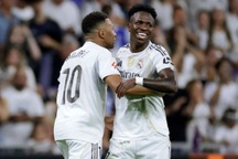 Vinicius và Mbappe tỏa sáng giúp Real Madrid tạm soán ngôi Barcelona