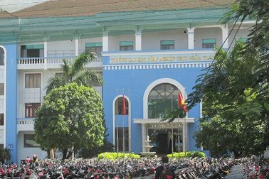 Tranh cãi quy định sinh viên mặc đồng phục suốt tuần, không được cạo trọc đầu