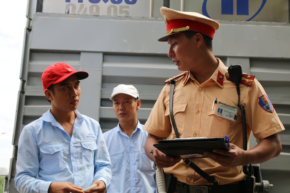 Hà Nội: Thiết bị đặc biệt hỗ trợ cảnh sát xử lý xe khách chạy rùa bò - 5 Hà Nội: Thiết bị đặc biệt hỗ trợ cảnh sát xử lý xe khách chạy rùa bò - 5